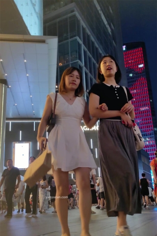 XM288白色连衣裙少妇和闺蜜逛街，黑色内内