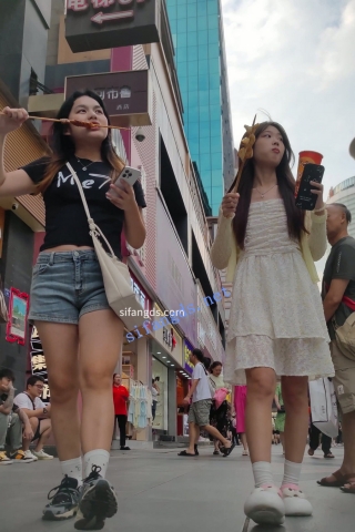 CS078【CSCD】白色连衣裙清纯女大学生和同学逛街，蓝色窄内