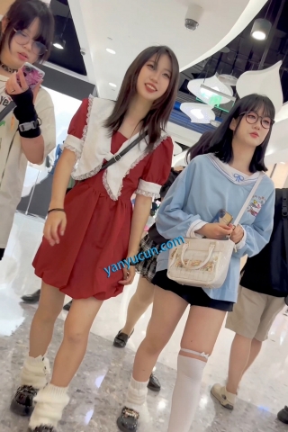 trump1418【KFC】长裙学生妹和舍友逛街·有说有笑毫无察觉身后被CD