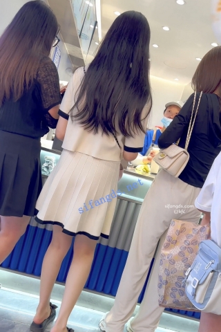trump1250【KFC】短裙少妇逛街买奶茶·白色半透内·突然扭头盯着相机看