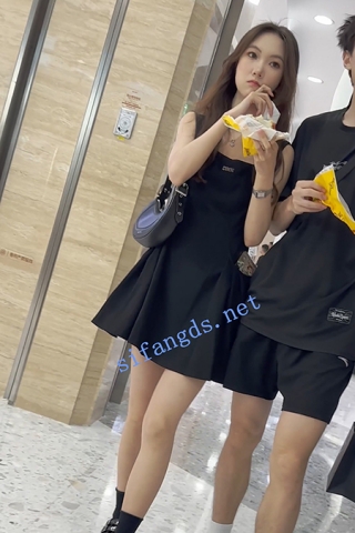 trump1241【KFC】黑色长裙靓女和男友买小吃·粉色内前后CD被男友发现