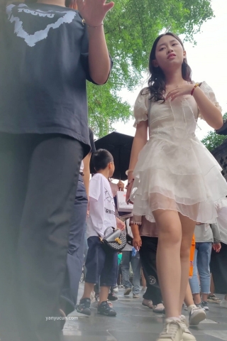 XM143白色蕾丝连衣裙小姐姐和同学逛街，绿色内