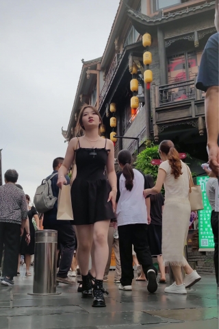 XM147黑色连衣裙小姐姐和闺蜜逛街，白色内内