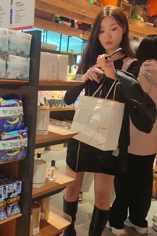 XM164黑色包臀裙长靴极品美女，红色窄内