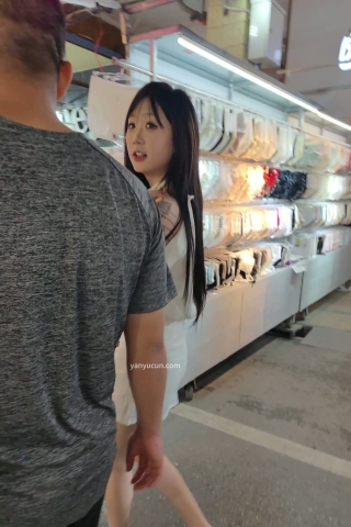 XM152白色短裙美女和朋友逛夜市，白色内内