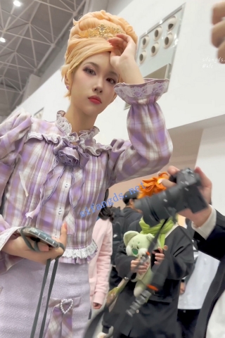 trump1266【KFC】超美妹子摄影师身材顶·包臀裙紫丝·白色内塞到腿中CD