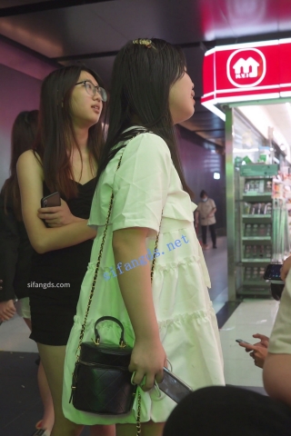 (BC-AA-537)宽松白裙小姐姐座位旁聊天..低角度CD卡通浅绿内