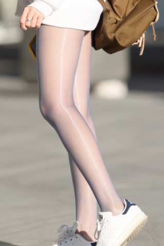 街拍极品阳光下灰丝板鞋学妹