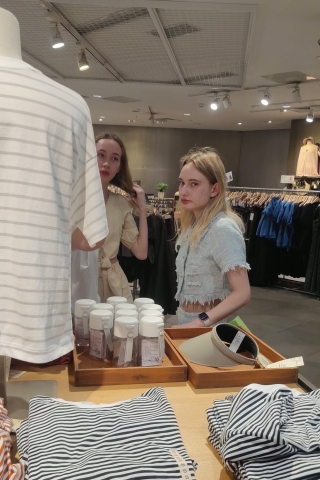 XM230外国小姐姐和闺蜜买衣服还看了镜头一眼，粉色内内