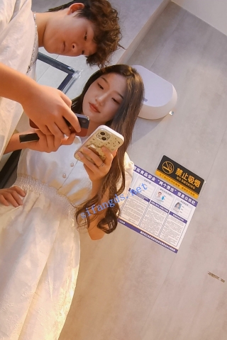 『D·D』-211-亲热情侣，白连衣裙随风飘，肉感大腿，白内