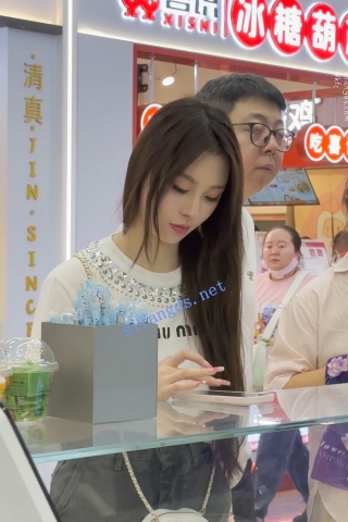 trump1309【KFC】短裙美女和闺蜜买奶茶·精装气质型·大哥一直偷看美女