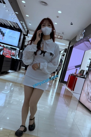 trump1411【KFC】包臀裙骚货独自吃小吃·肉丝袜白内直接放在两腿间CD