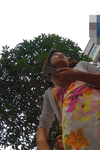 kc1560（空城原创）接孩子放学的花裙小少妇，干净天蓝N包裹肉臀