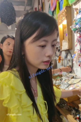 CS089【CSCD】少妇商店撅着屁股挑选商品，白色屁股半透明内内