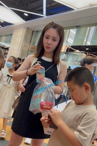 trump1408【KFC】短裙少妇和闺蜜逛街买小吃·白色骚窄内贴着拍前后CD