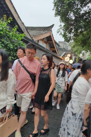 XM149黑色连衣裙短发美女和男朋友逛街，黑色窄内