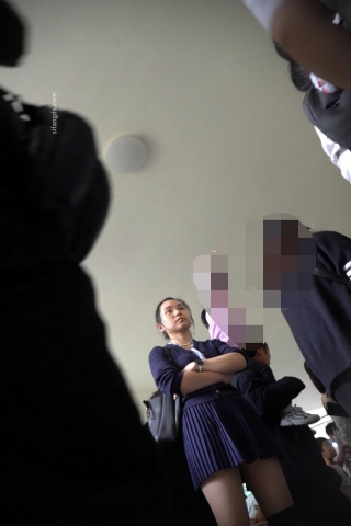 kc1563（空城原创）超短裙小少妇逛公园，薄丝肉色N夹翅膀裹肥臀