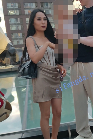 CS055【CSCD】055极品少妇和外国老公打卡拍照，灰色内内