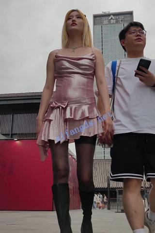 CS038【CSCD】粉色连衣裙黑丝美女和男朋友逛街，白色内内