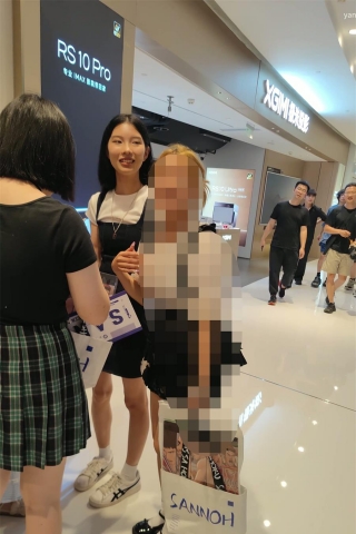 XM275蓝色牛仔连衣裙短发美女和朋友逛街，粉色内