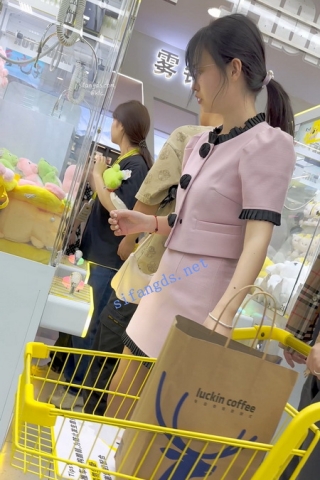 trump1227【KFC】年轻眼镜少妇和老公抓娃娃·粉色短裙粉色窄内垫了纸