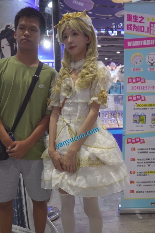 【xxn-355】游戏展台cos模特..长腿白丝过膝袜..粉内弯腰露毛