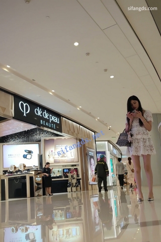 CS084【CSCD】白色连衣裙身材特别好美女一个人逛街，紫色内内