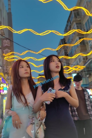 XM405蓝白连衣裙小姐姐和闺蜜逛夜市，黄色内内