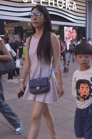 (BC-AA-527)粉裙少妇逛街..极品肉臀夹着骚丁被展台灯光照亮