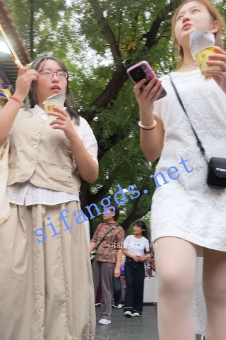 csg013原创抄底肉丝白袜清纯小姐姐