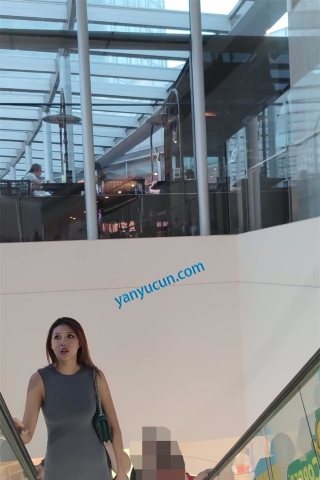 XM440紫色包臀裙极品美女和家人出来旅游，白色窄内漏毛，超长拍摄强推