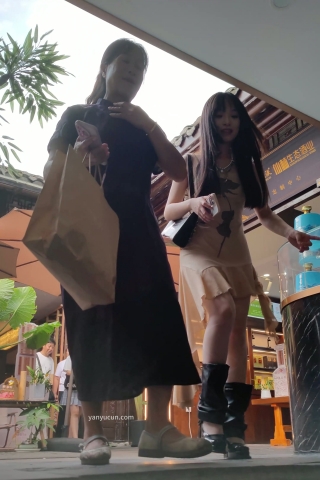 XM150黄色连衣裙白丝小姐姐和妈妈出来旅游，白色内内