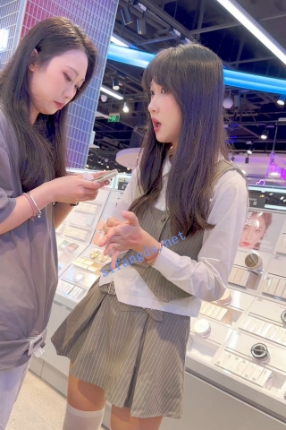 trump1319【KFC】过膝白色靓女和闺蜜逛街·内衬包不住短裙灰色窄内