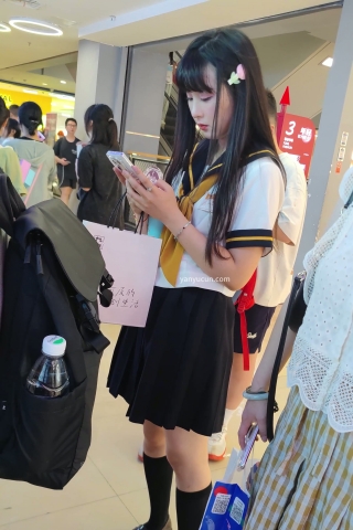 XM216JK小姐姐一个人逛街，白色内内