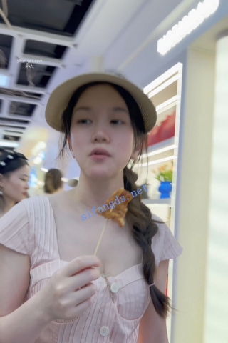 trump1218【KFC】两姐妹逛街买奶茶。长裙下穿着同款蓝色内一箭双雕